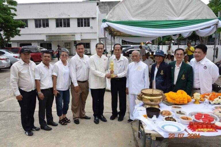 ส.หนังสือพิมพ์แห่งประเทศไทยในพระบรมราชูปถัมภ์ อัญเชิญ พระสยามเทวาธิราช ขึ้นบุษบก ที่ทำการสมาคม