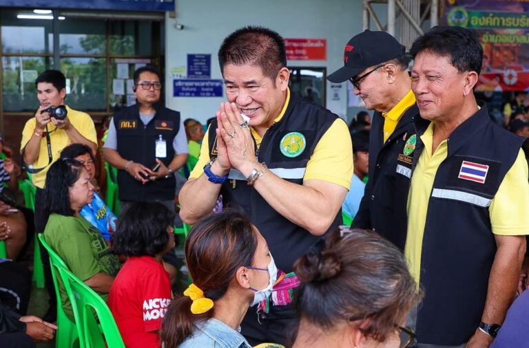 “รมว.ธรรมนัส“ ลุย ! เยี่ยมให้กำลังใจ และมอบถุงยังชีพ ช่วยบรรเทาความเดือดร้อน ชาวบ้านและเกษตรกร ที่ประสบภัยน้ำท่วมหนัก ในเขต จังหวัดจันทบุรี และ จังหวัดตราด ย้ำ เดินหน้าผลักดันสร้างอ่างเก็บน้ำหวยสะตอ เพื่อแก้ปัญหาและบริหารจัดการย้ำอย่างยั่งยืน