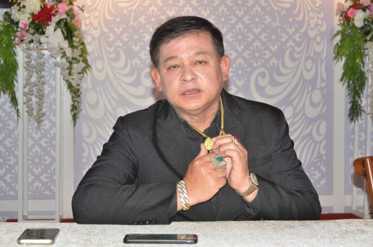 “สิระ” โชว์แขวน”หลวงพ่อป้อม แห่งป่ารอยต่อ” แถลงข่าวด่วน ปกป้องพรรคพลังประชารัฐ และ พล.อ. ประวิตร เย้ย “สามารถ”เป็นแค่ลูกศิษย์วัด แถมเคยถูกไล่ออกจากวัดมาแล้ว ซัด กลับไปดูตัวเอง อ้างแสดงความเห็นส่วนตัว แต่ดันใส่เสื้อตราพรรค