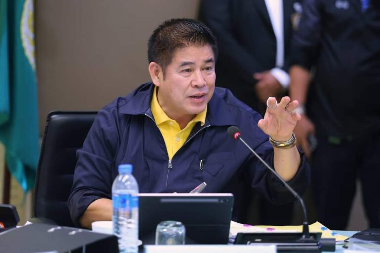 “รมว.ธรรมนัส” มอบหมาย “กิตติธัช” อดีตผู้สมัคร สส.ตราด พปชร. ลงพื้นที่ร่วมกับชลประทานตราด เพื่อติดตามสถานการณ์น้ำและการระบายน้ำบริเวณประตูระบายน้ำตำบลห้วยแร้ง อ.เมือง จ.ตราด หลังฝนตกหนักติดต่อกันหลายชั่วโมง ทำให้มีปริมาณน้ำท่วมบ้านเรือนประชาชน และสวนผลไม้เกษตรกร เพื่อเร่งแก้ไขปัญหาโดยด่วน