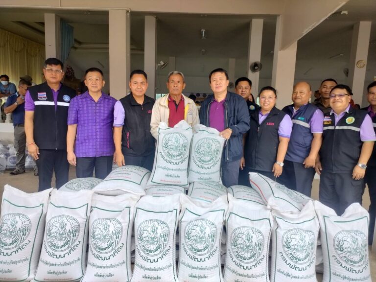 “สส.ภาคภูมิ”ร่วมกับประมง จ.ตาก มอบพันธุ์ปลา เมล็ดพันธุ์พืชสวน เมล็ดปอเทือง และข้าวสาร ช่วยเยียวยาเกษตรกร ที่ ประสบภัยน้ำท่วม