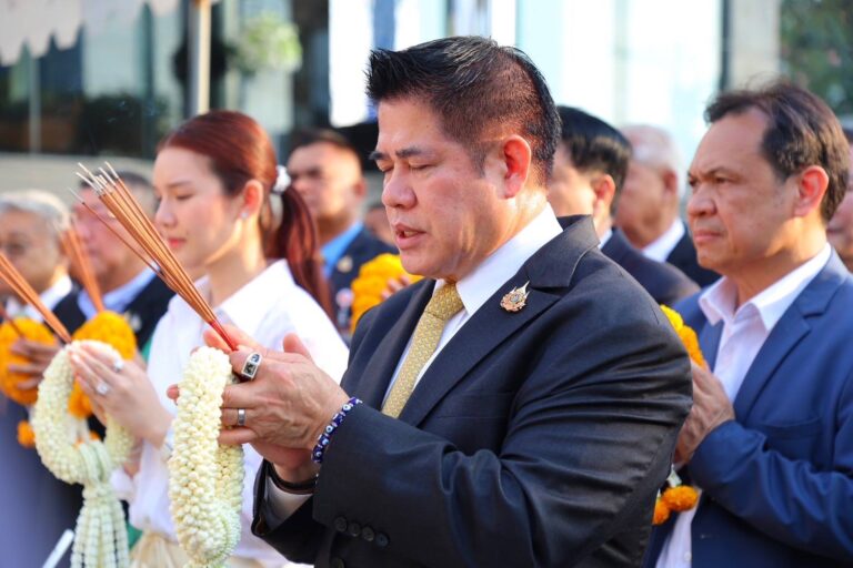“ร.อ.ธรรมนัส พรหมเผ่า“ ถือฤกษ์ดี จัดพิธีทำบุญเลี้ยงพระ สวดเจริญพระพุทธมนต์ กก.บห.-สส. พรรคกล้าธรรม