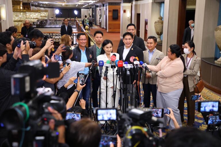 “ร.อ.ธรรมนัส พรหมเผ่า” ร่วมดินเนอร์ชื่นมื่น ปิดดีล ‘อนุดิษฐ์-การุณ’ เข้าสู่ครอบครัวกล้าธรรม เตรียมจัดสรรตำแหน่งในพรรคให้ พร้อมประกาศต้อนรับทุกคนที่มีอุดมการณ์เหมือนกันมาร่วมงาน