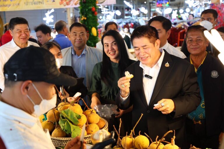 “ร.อ.ธรรมนัส พรหมเผ่า” ลงพื้นที่ ตลาด อ.ต.ก. พบปะชาวสวนและเกษตรกร ที่นำผลผลิตมาขาย ในงาน “มหานครผลไม้ไทยภาคตะวันออก”