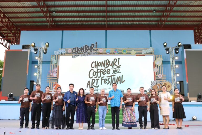 วันนี้วันสุดท้าย! คอกาแฟ คออาร์ตห้ามพลาด “Chonburi Coffee and Art Festival” ณ สวนสุขภาพศรีราชา จังหวัดชลบุรี ทันกระแส! แฟนบอลทีมแชมป์อังกฤษ มาร่วมฉลองแชมป์ รับสิทธิพิเศษภายในงาน