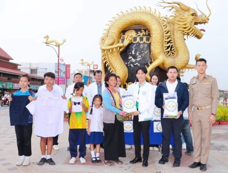 มูลนิธิธรรมนัสพรหมเผ่าฯ มอบหมายตัวแทน นำสิ่งของอุปโภคบริโภค และทุนการศึกษาช่วยเหลือครอบครัวเด็กนักเรียน ที่มีปัญหาเดือดร้อนทางสังคม ในพื้นที่เทศบาลเมืองราชบุรี จังหวัดราชบุรี