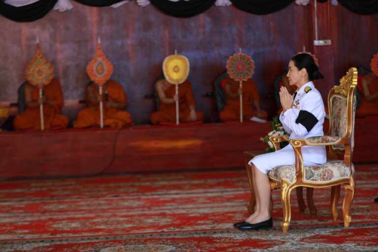 ‘รมว.นฤมล’ นำ ศธ.ร่วมพิธีพระราชทานเพลิงศพ เหยื่อเหตุความไม่สงบชายแดนไทย–กัมพูชา จ.อุบลฯ พร้อมมอบกำลังใจ และความช่วยเหลือถึงมือครอบครัวผู้สูญเสีย
