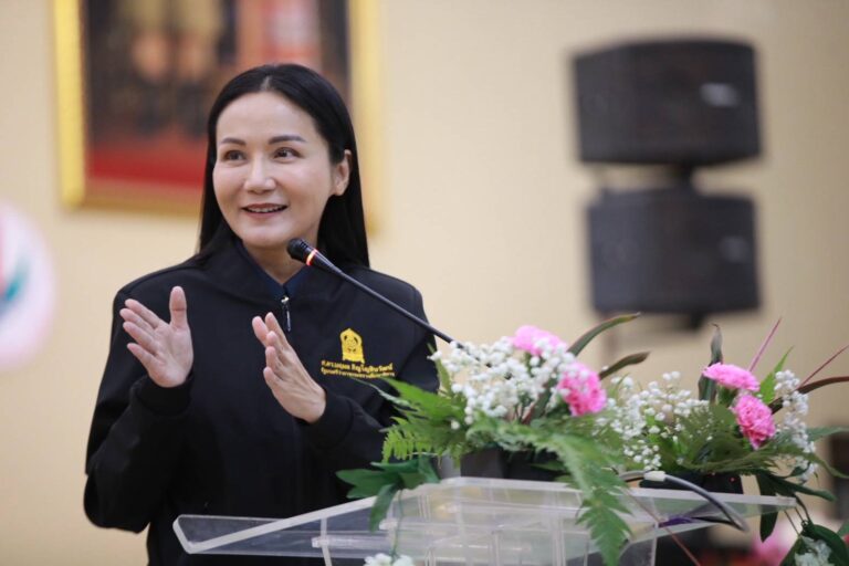 รมว.นฤมล ลงพื้นที่ จ.นราธิวาส มอบทุนเด็กชายแดนใต้ รับฟังปัญหาครู พร้อมดันการศึกษา Learn to Earn สร้างรายได้ระหว่างเรียน