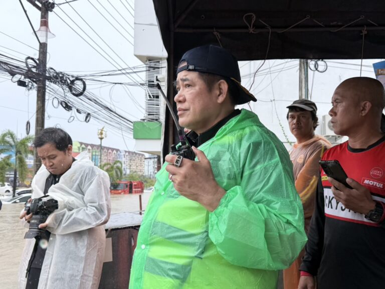 ‘รองนายกฯ ธรรมนัส’ อพยพชาวหาดใหญ่กว่าพันคนออกจากจุดน้ำท่วมหนัก ส่งต่อถึงศูนย์พักพิงอย่างปลอดภัย