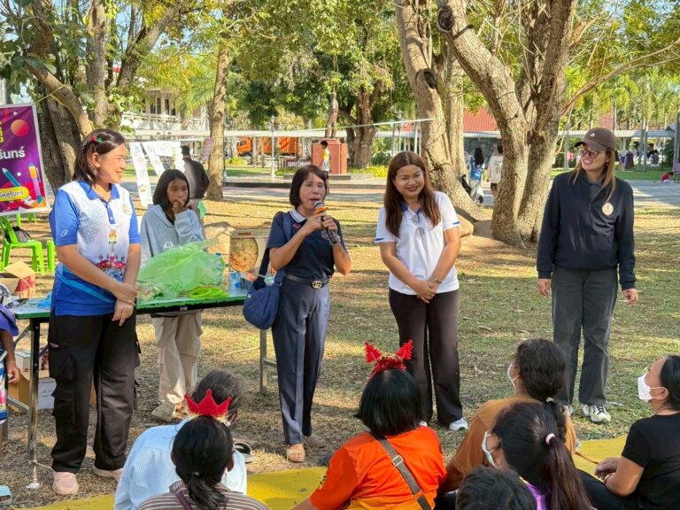 สกร.จัดกิจกรรมส่งเสริมเรียนรู้ ให้กำลังใจนักเรียน ผู้ปกครอง ปชช.ในศูนย์พักพิงชั่วคราว จ.สุรินทร์ ที่ได้รับผลกระทบจากสถานการณ์ความไม่สงบ ชายแดนไทย – กัมพูชา