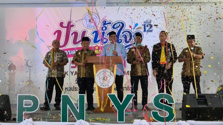 รองหัวหน้าพรรคกล้าธรรม เป็นตัวแทนมูลนิธิ ธรรมนัส พรหมเผ่า ร่วมมอบทุน “ปันน้ำใจ มอบความสุข เด็กกำพร้า ครั้งที่ 12 ”จ.นราธิวาส